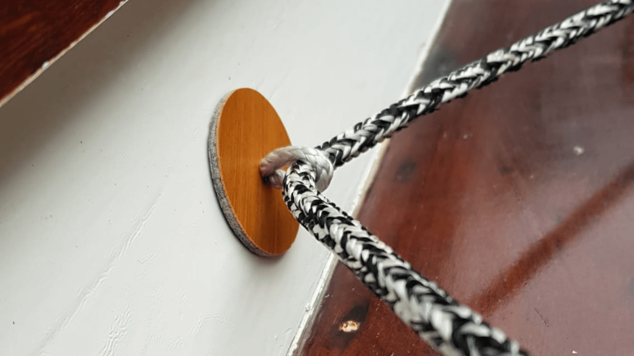 Une padeye en lin fixée sur le pont d'un bateau.